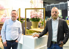 Kris en Christoph van FlorAmor bij hun kunstwerk de Cherry Blossom.